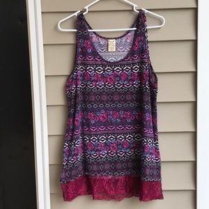 End up your summer, and start into fall with this beautiful tank top!